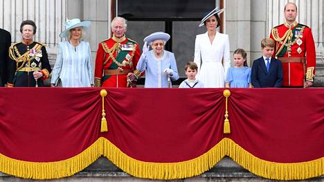 Kuningatar Elisabet on ollut koko hallitsijakautensa ajan valtavan suosittu. Kuvassa prinsessa Anne (vas.), herttuatar Camilla, prinssi Charles, kuningatar Elisabet, prinssi Louis, herttuatar Catherine, prinsessa Charlotte, prinssi George ja prinssi William.
