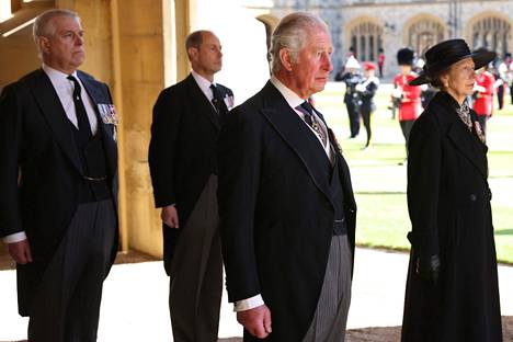 Prinssi Charles osallistui isänsä hautajaisiin yhdessä sisarustensa kanssa huhtikuussa 2021.