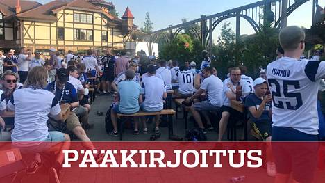 Suomalaisfanit viettivät aikaa pietarilaisen Alpenhaus-ravintolan terassilla 21. kesäkuuta ennen Huuhkajien Belgia-ottelua.