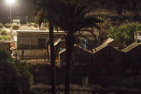 Siirtolaisia on majoitettu tilapäisesti muun muassa sotilasleireihin. Kuva Gran Canarialta.