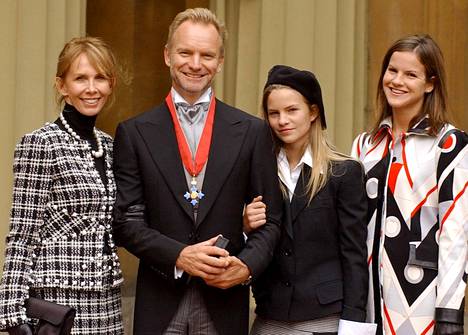 Britannian kuningatar Elizabeth II myönsi vuonna 2003 Stingille Commander of the British Empiren (CBE) arvonimen. Buckinghamin palatsissa ikuistetussa kuvassa ovat mukana tyttäret Coco ja Kate.