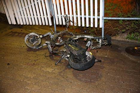 Moottoripyörä tuhoutui palossa Pikku Huopalahdessa.