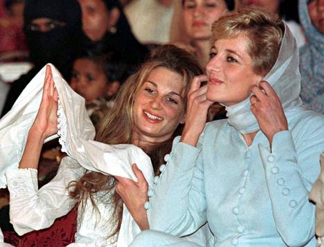 Ystävykset Jemima Khan ja prinsessa Diana vuonna 1996.