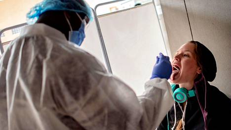 Sairaanhoitaja ottaa koronavirustestejä Johannesburgissa, Richmondin kaupunginosassa.