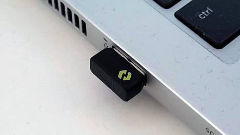 Jos käytettävissä on usb-porttiin kytkettävä Logitechin vastaanotin, hiiren voi parittaa sen kanssa itse tietokoneen sijaan. 