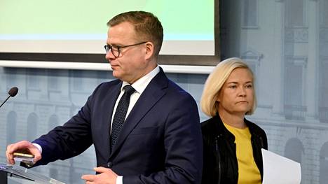 Pääministeri Petteri Orpo ja sisäministeri Mari Rantanen tiedotustilaisuudessa tiistaina.