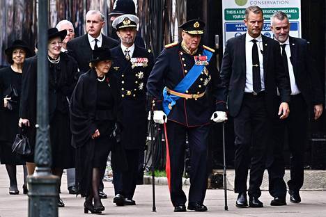 Tanskan kuningatar Margareeta ja kruununprinssi Frederik saapumassa kuningatar Elisabetin hautajaisiin maanantaina.