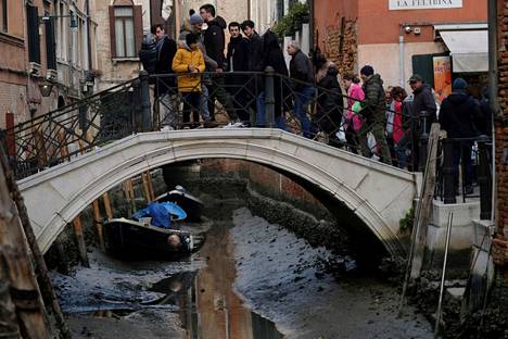 Runsaat tulvat ovat olleet aiemmin ongelma Venetsiassa, mutta nyt myös pahat kuivuusjaksot ovat riepotelleet suosittua matkakohdetta. Turistit ihmettelivät kuivaa kanaalia viime viikolla Venetsiassa. 