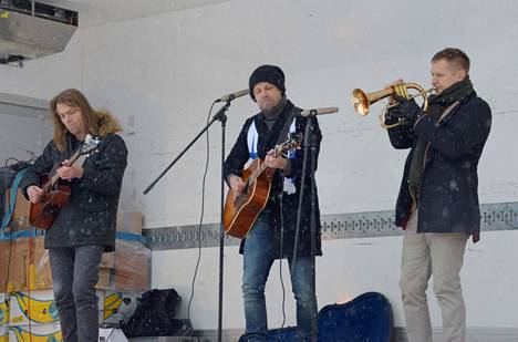 Juha Tapio (kesk.) yhtyeineen esiintyi hyväntekeväisyyshengessä.