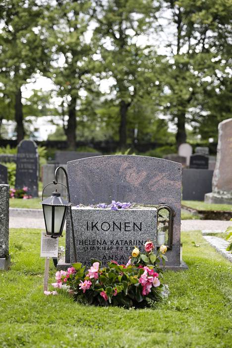 Ansa Ikonen on haudattu Malmin hautausmaalle.