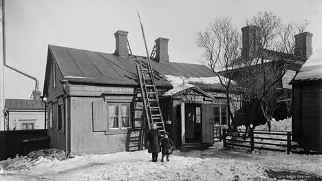Vanhin valokuva Kristianinkatu 12:sta eli nykyisestä Ruiskumestarin talosta on vuodelta 1907. 