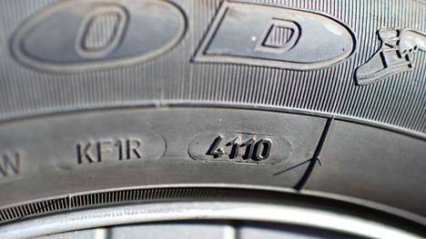 Nelinumeroinen DOT-merkintä renkaan kyljessä kertoo valmistusviikon ja -vuoden. Esimerkiksi kuvan rengas on valmistettu viikolla 41 vuonna 2010, eikä sitä tulisi enää ikänsä puolesta käyttää.