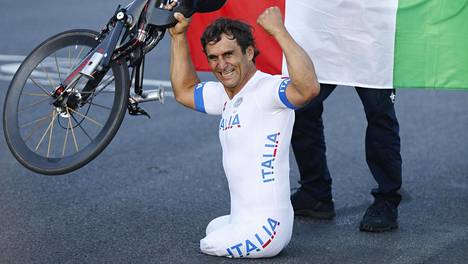 Alessandro Zanardi tuuletti kultamitaliaan Lontoon paralympialaisissa vuonna 2012.