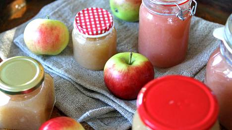 Sulje omenahillo puhtaisiin purkkeihin. Säilytä pimeässä ja kylmässä.