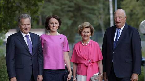 Norjan kuningaspari poseerasi yhdessä tasavallan presidentin Sauli Niinistön ja rouva Jenni Haukion kanssa.