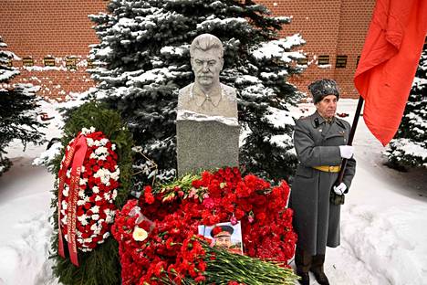 Stalinin haudalle Moskovassa oli tuotu sunnuntaina kukkia.