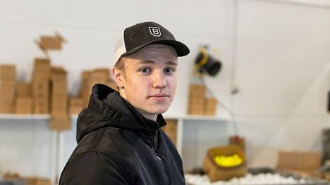 Viljami Virta aloitti golfpallobisneksen 15-vuotiaana. Neljä vuotta myöhemmin hän tekee töitä täyspäiväisenä yrittäjänä.