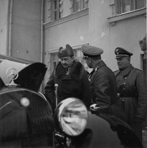 Auto luovutettiin Mannerheimille Mikkelissä joulukuussa 1941.