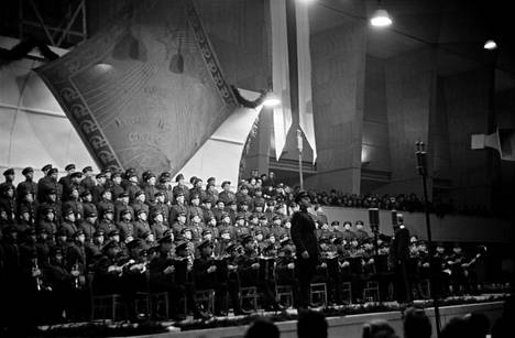 Puna-armeijan laulu- ja tanssiyhtyeen konsertti järjestettiin tammikuussa 1945 Messuhallissa eli Töölön kisahallissa Helsingissä.