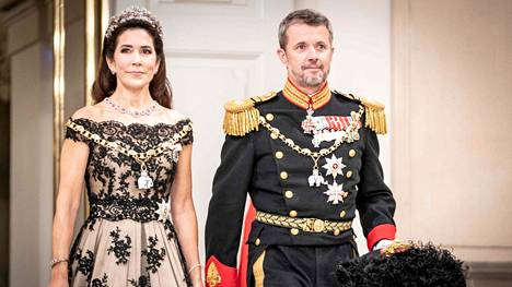 Kruununprinssi saapui yksin Lontooseen Westminster Abbeyyn. Kuvassa kruununprinssipari kuvattuna aiemmin syyskuussa.