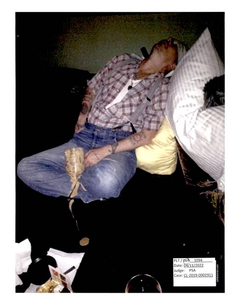 Johnny Depp nukkuu jäätelöt sylissään. Deppille ja Amber Heardin puolustukselle tuli erimielisyyttä siitä, onko kuva lavastettu ja onko Depp siinä päihteiden vaikutuksen alaisena.