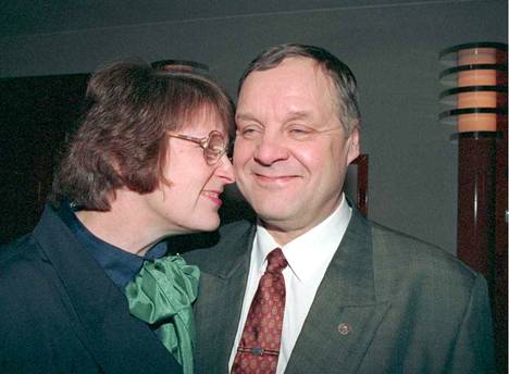 Raimo Tiilikainen juhli puolisonsa Virpin kanssa rkp:n vaalivalvojaisissa maaliskuussa 1995. 