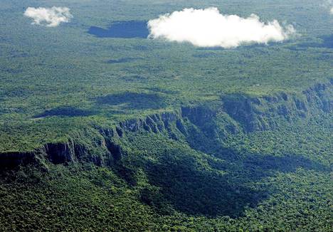 MAAILMAN SUURINVielä koskematonta sademetsää Brasilian Mato Grossossa 2005. Amazon sademetsät ovat maailman suurin sademetsäalue.
