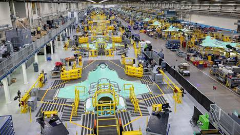 F-35-koneiden tuotantolinja Lockheed Martinin tehtaalla Fort Worthissa, Texasissa. Suomi saa tehtaalta ensimmäisen koneen vuonna 2025.