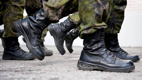 Puolustusvoimat on alkanut toimia entistä varovaisemmin Suomi-Venäjä-kaksoiskansalaisten kanssa, kertoo Yle.