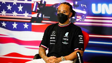 Lewis Hamilton antoi ennen kauden loppuhuipennusta haastattelun valitulle mediajoukolle.