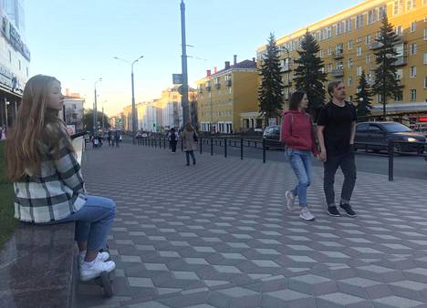 Leninin valtakadun rakennukset näyttävät ryhdikkäiltä. Potkulautaulijoita ja kävelijöitä on liikkeellä, vaikka koronavirus on hiljentänyt myös Petroskoin kaupunkielämän vilskettä.