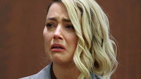 Amber Heard murtui oikeudessa saamistaan tappouhkauksista kertoessaan.