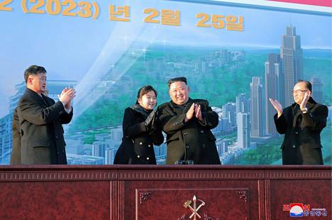 Kim Jong-un ja Kim Ju-ae osallistuivat valtiollisen median mukaan uuden kadun rakentamiseen liittyvään seremoniaan Sophon kaupunginosassa Pjongjangissa helmikuussa.