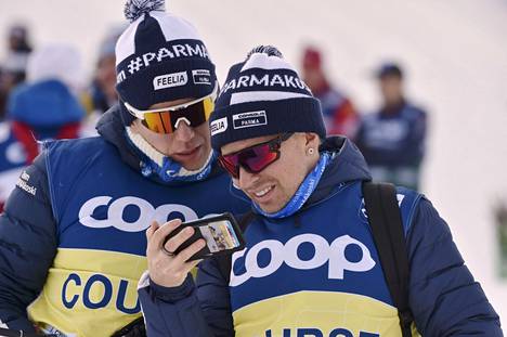 Antti Tuisku (oik.) ja Aki Pajunoja seuraamassa naisten ja miesten sprinttejä maastohiihdon maailmancupin Val di Fiemmen osakilpailussa 2020.