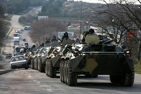 Venäjän panssariajoneuvot vyöryivät Krimille maaliskuussa 2014.