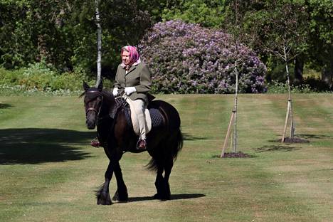 Kuningatar ratsastamalla ponilla 94-vuotiaana vuonna 2020.