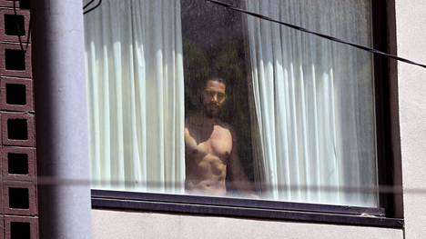 Park-hotellissa majoittuva pakolainen kurkisti ikkunasta torstaina.