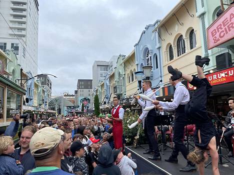 Näin iloisesti vietettiin Backyard Buskers -festivaalia Christchurchin kaupungissa Uudessa-Seelannissa 16. tammikuuta. Hyväntuulisessa väkijoukossa ei näy kasvomaskeja, eikä turvaväleistä murehdita.