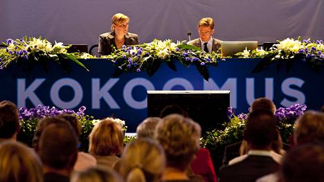 Puoluesihteeri Taru Tujunen ja puheenjohtaja Jyrki Katainen Rovaniemen puoluekokouksessa 2012.