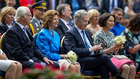 Kuningatar Silvia pukeutui Ahvenanmaan juhlallisuuksiin värikkäästi.