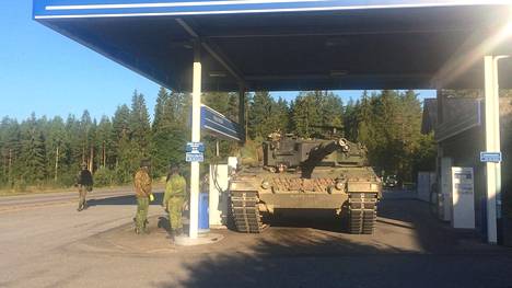 Leopard-panssarivaunu täytti tankkinsa huoltoasemalla - Kotimaa -  Ilta-Sanomat