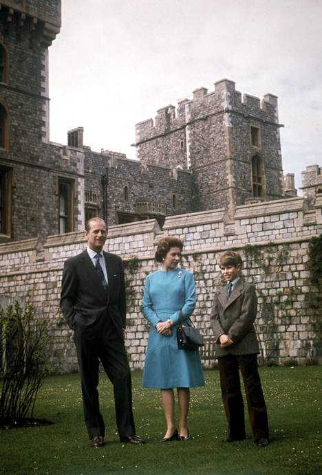 Edward oli läheinen erityisesti isänsä kanssa ja prinssi Philipin kuolema vuonna 2021 olikin hänelle kova isku. Kuva vuodelta 1974, jolloin Edward oli 10-vuotias.