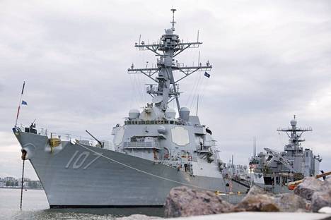 Yhdysvaltain merivoimien maihinnousujoukkojen tukialus USS Gunston Hall (takana) ja ohjushävittäjä USS Gravely (edessä) Hernesaaren laiturissa Helsingissä 28. toukokuuta 2022.