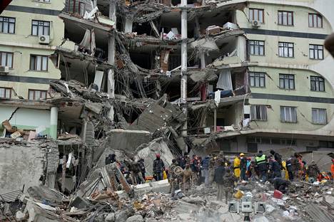 Maanjäristyksen tuhoja Turkin Diyarbakirssa.
