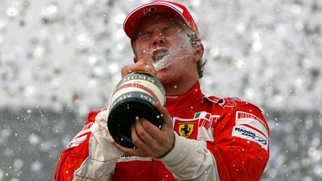Maailmanmestari! Kimi Raikkönen voitti kauden 2007 viimeisen osakilpailun, Brasilian GP:n, ja varmisti samalla maailmanmestaruuden yhden pisteen erolla McLaren-kuljettajiin Lewis Hamiltoniin ja Fernando Alonsoon. Räikkönen voitti mestaruuskaudellaan kaikkiaan kuusi osakilpailua, ja kolme neljästä kauden viimeisestä.