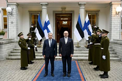 Presidentti Karis otti presidentti Niinistön vastaan Viron presidentinpalatsissa. Niinistö kiirehti tämän jälkeen tapaamaan Viron pääministeri Kaja Kallista.