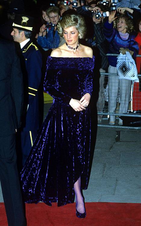 Prinsessa Dianakin vilautti olkapäitään.