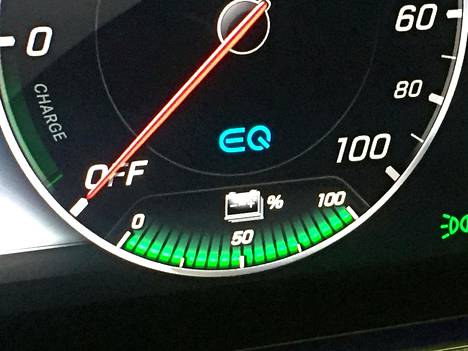 EQ-logo kielii Mersulla sähköisyydestä. Täydet akkutolpat tarkoittavat töpselihybridissä reilun 40 kilometrin sähkö arkitoimintamatkaa.