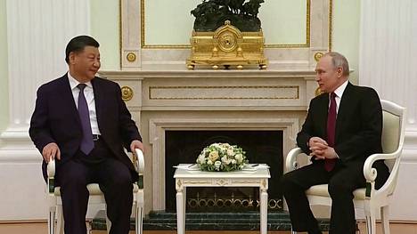 Venäjän preidentti Vladimir Putinin vastaanotti Kiinan presidentti Xi Jinpingin vastaan maanantaina valtionvierailulle Kremlissä Moskovassa.