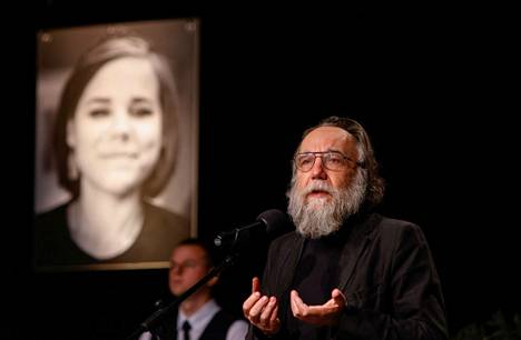 Muistotilaisuudessa isä-Dugin vaikutti olevan jopa ylpeä siitä, että hänen tyttärestään on tulossa erikoisoperaation marttyyri.